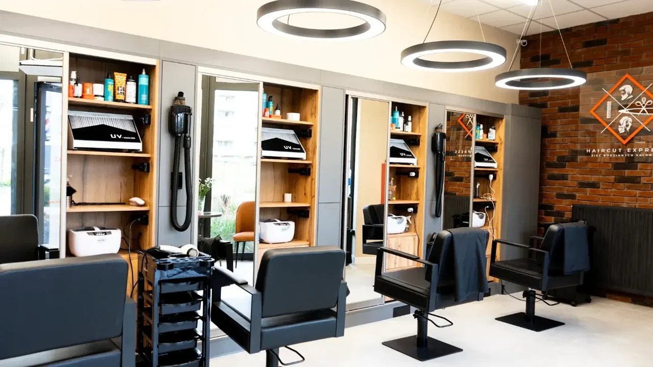Stanowiska fryzjerskie Haircut Express przy Posag 7 Panien 9
